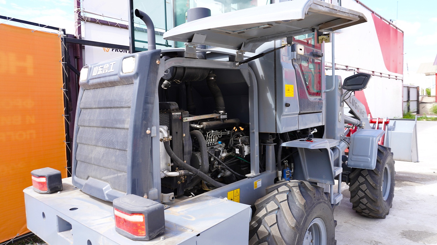 Фронтальный погрузчик Lugong T920: надежный помощник для строительных и складских работ