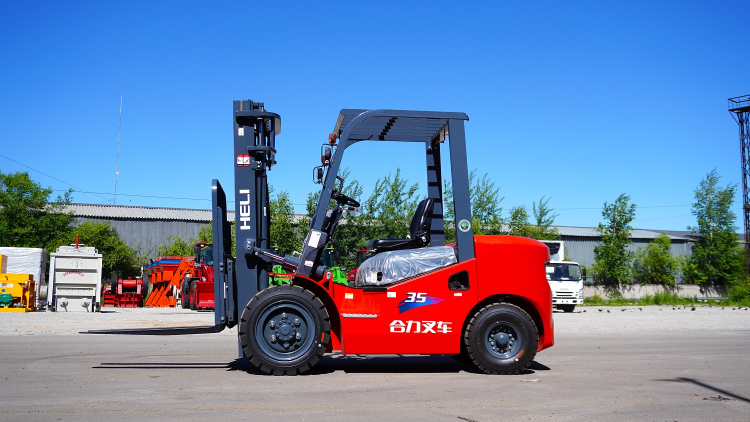 Вилочный погрузчик Heli CPCD35: универсальный помощник для складов