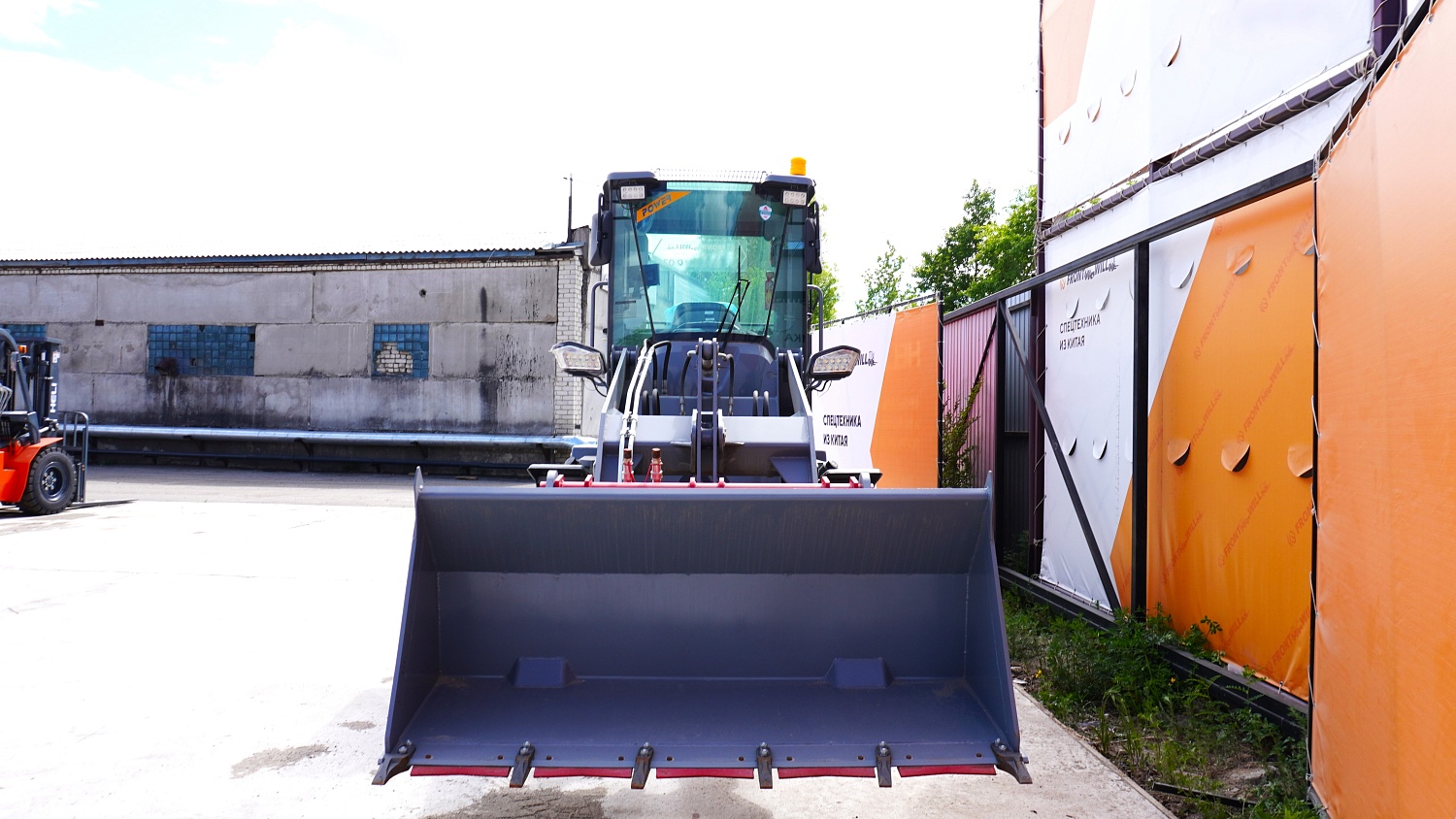 Фронтальный погрузчик Lugong T920: надежный помощник для строительных и складских работ