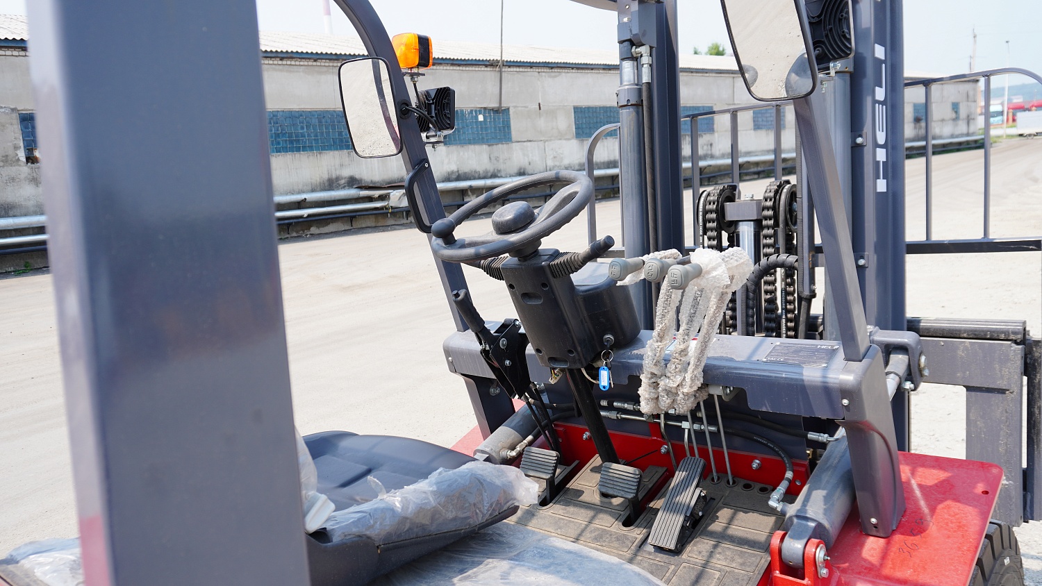 Вилочный погрузчик Heli CPCD50 Compact: инновационное решение для современных складов