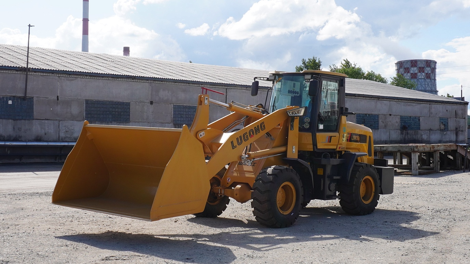 Фронтальный погрузчик Lugong LG938: универсальный помощник для российских реалий
