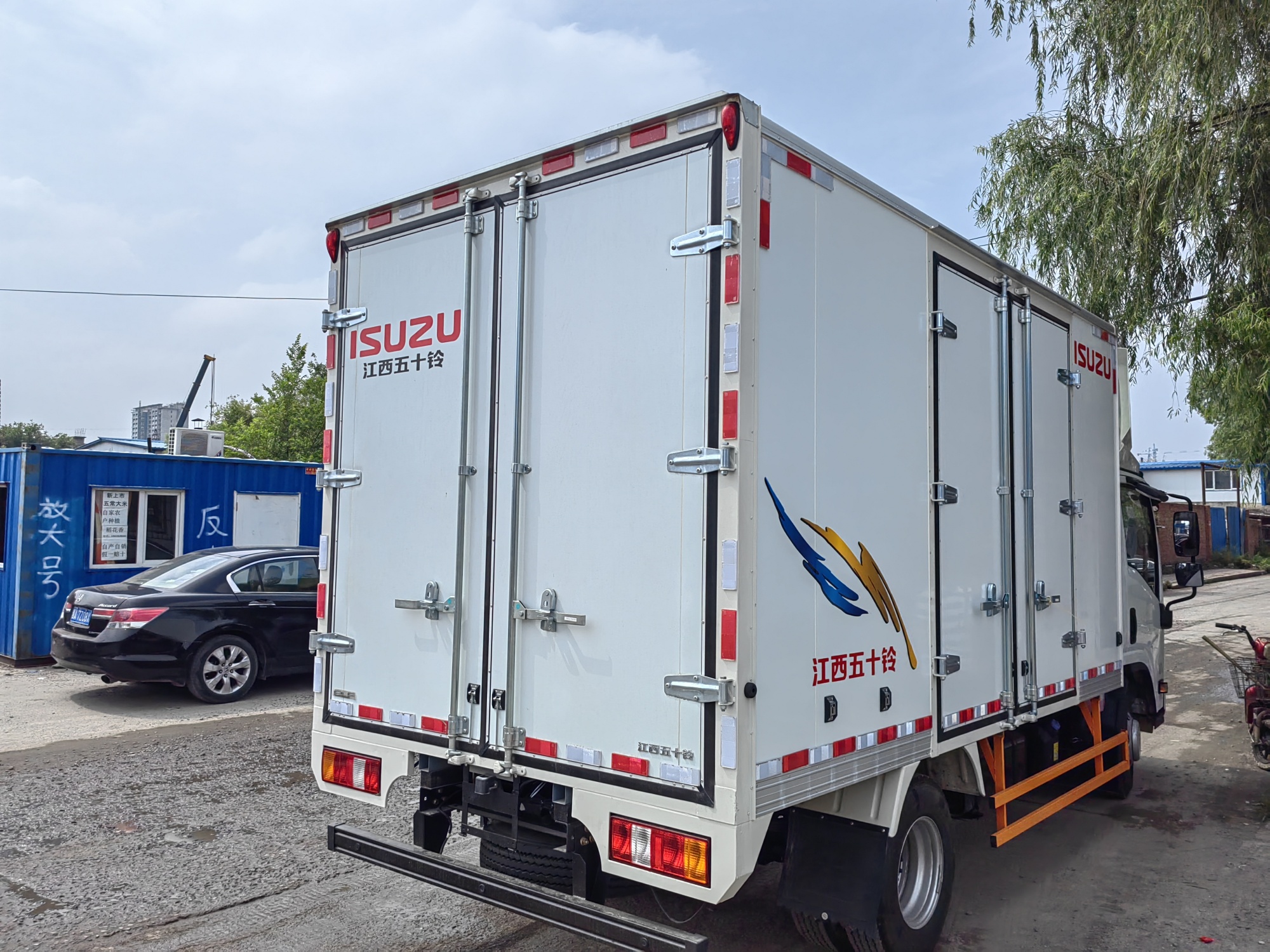 Изотермический фургон ISUZU 1.6 тонн