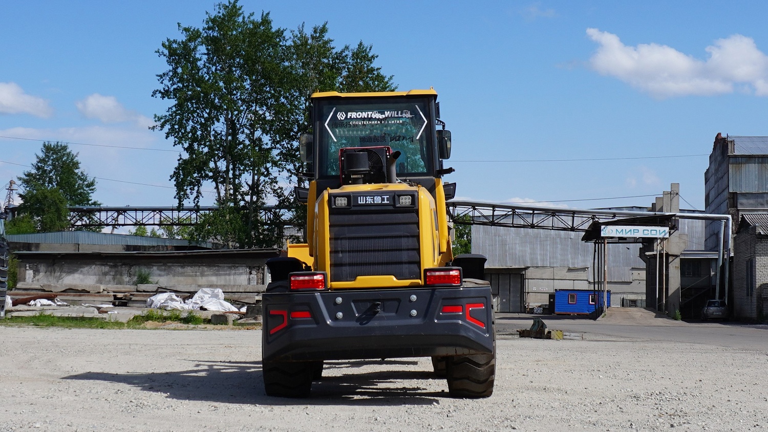 Фронтальный погрузчик Lugong LG938: универсальный помощник для российских реалий